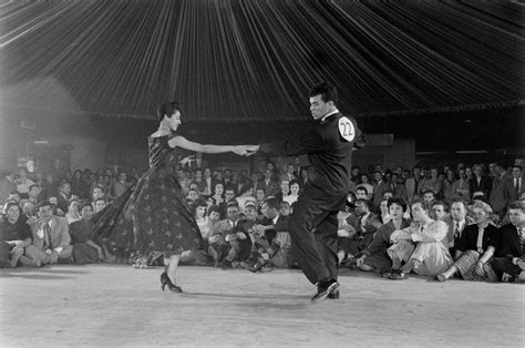 how to dance mambo: exploring the history and cultural significance of this iconic dance